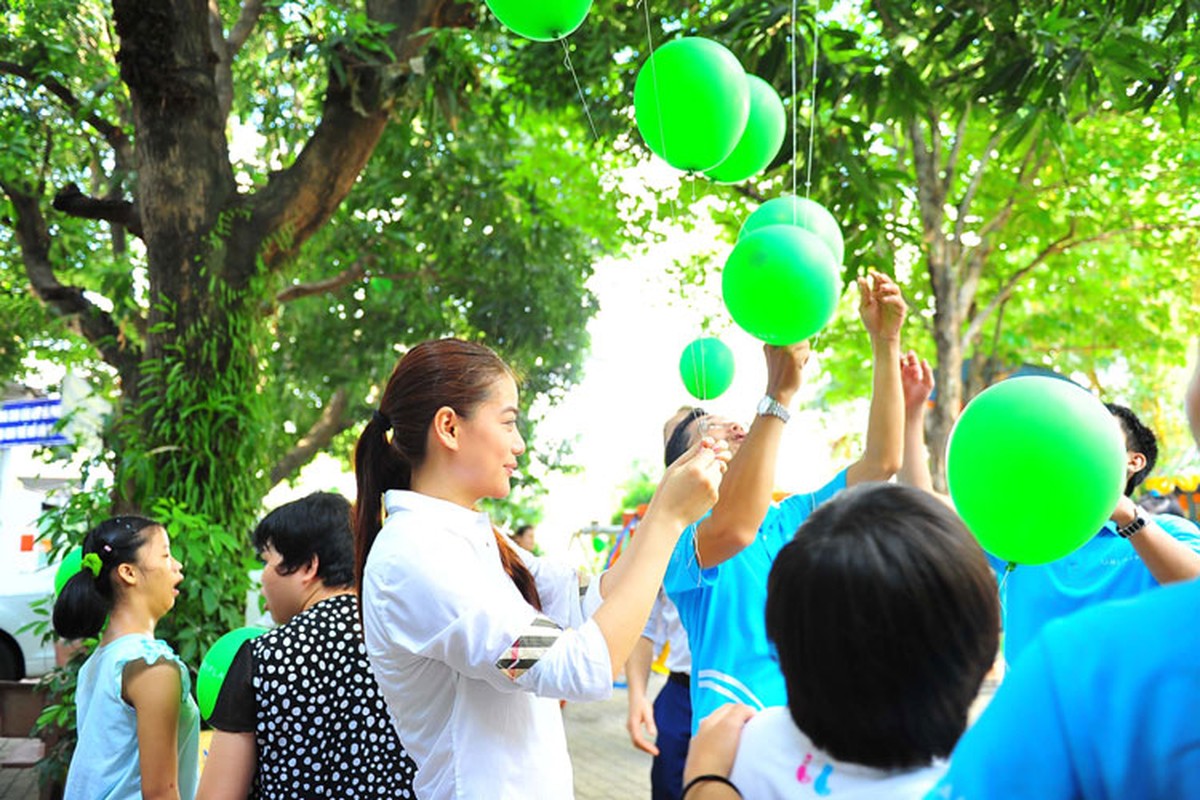 Truong Ngoc Anh gian di de mat moc di tu thien-Hinh-14